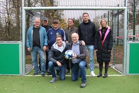 Der stellvertretende Bürgermeister Wolfgang Exler, Malte Heesmann (Verantwortlicher aus dem Team Sport), Ulrich Menge (Abteilungsleiter Schule Sport und Soziales), Kristina Rüping (Team Schule und Sport), Vertreter der Firma Vogel sowie der Planer Rochus Franke von SAF Landschaftsarchitektur und Vertreter des Sportvereins SV Oesbern.