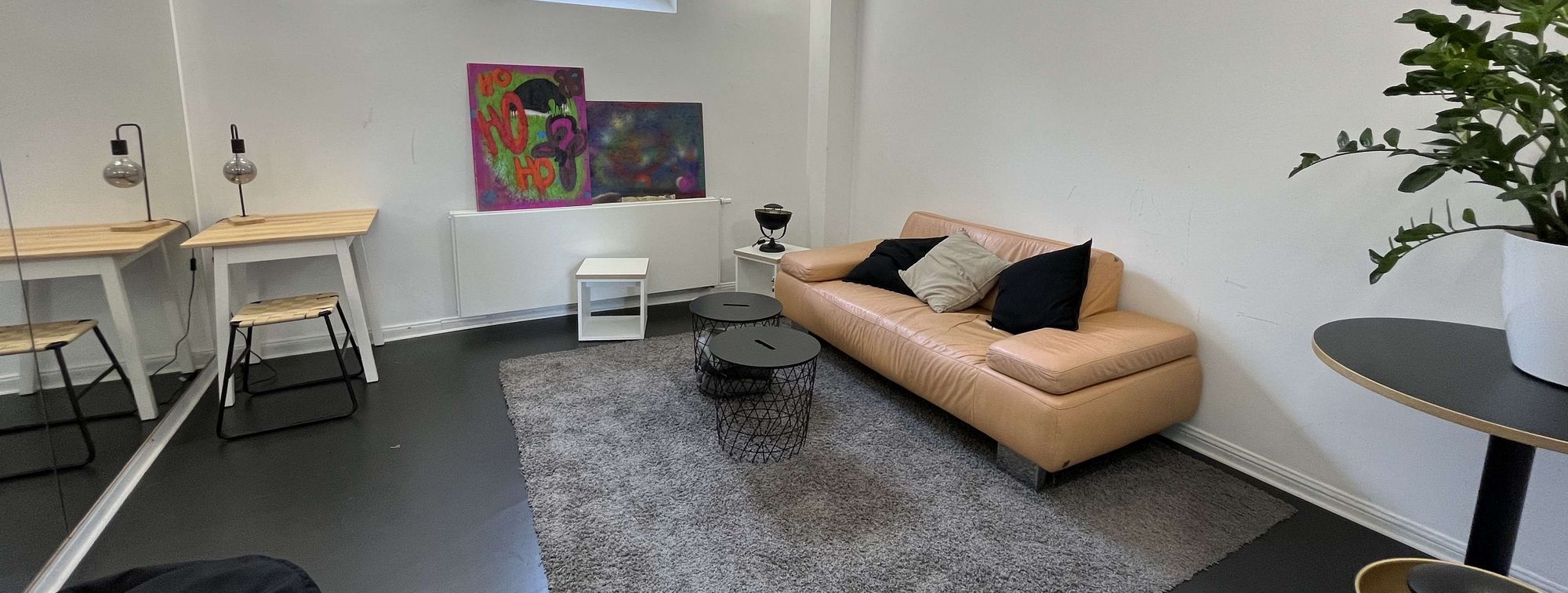 Innenansicht des Kinder- und Jugendtreffs "Das Zentrum" - Sitzecke mit Couch