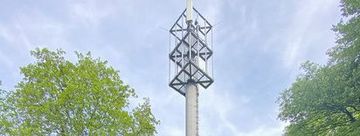 Landrat Marco Voge und Mobilfunkkoordinator Matthias Pohl (links) werben für die Breitbandmessung. Je mehr Bürgerinnen und Bürger sich an der Messung beteiligen, desto besser sind die Daten für die Planung. Foto: Robin Vorsmann / Märkischer Kreis