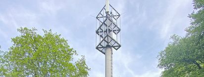 Landrat Marco Voge und Mobilfunkkoordinator Matthias Pohl (links) werben für die Breitbandmessung. Je mehr Bürgerinnen und Bürger sich an der Messung beteiligen, desto besser sind die Daten für die Planung. Foto: Robin Vorsmann / Märkischer Kreis