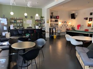 Innenansicht des Kinder- und Jugendtreffs "Das Zentrum" - Thekenbereich mit Sitzmöglichkeit
