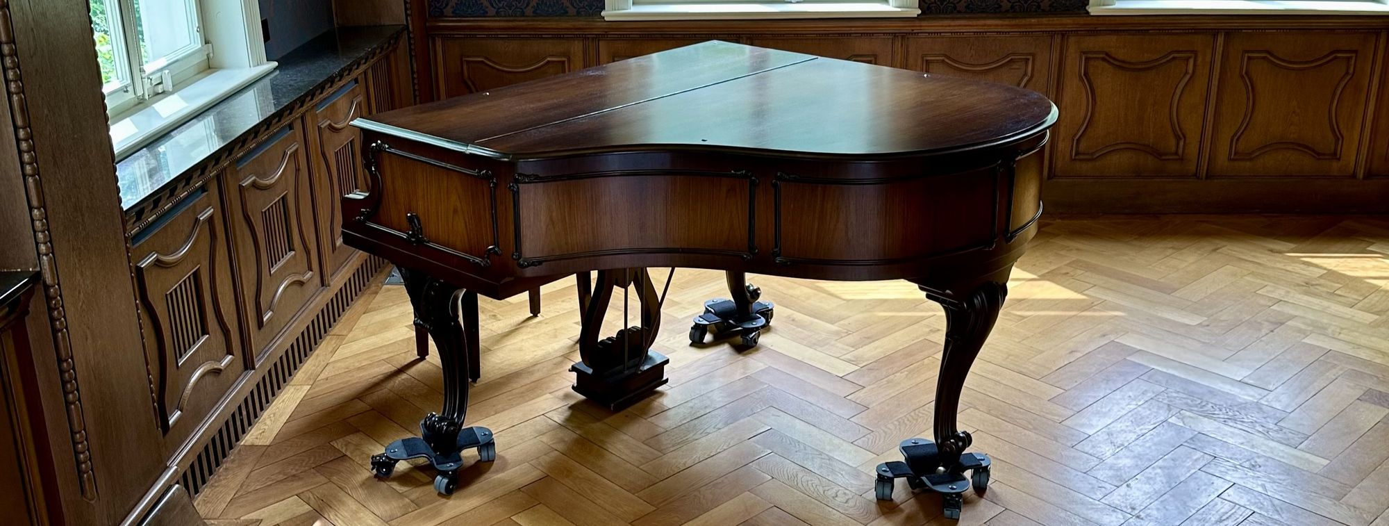 Der Flügel im Kaminsaal des Herrenhauses von Gut Rödinghausen