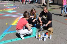 Künstler bei der Grafittiaktion