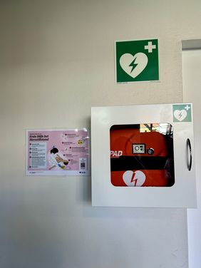 Neuer Defibrillator im Mendener Rathaus