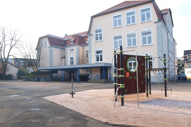 Das Foto zeigt das Gebäude des Gymnasiums an der Hönne in der Wilhelmstraße von der Rückseite.