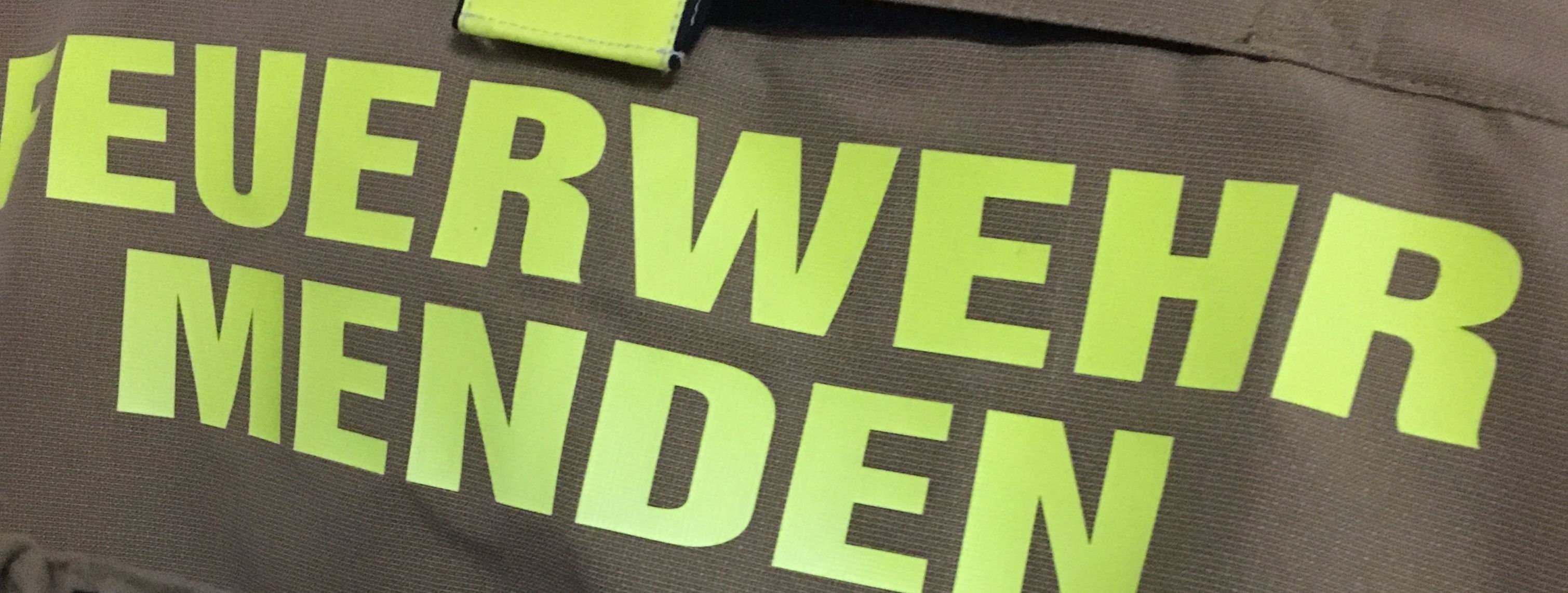 Jacke mit Aufschrift "Feuerwehr Menden" auf dem Rücken