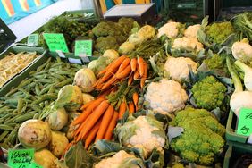 Gemüsestand auf dem Mendener Wochenmarkt