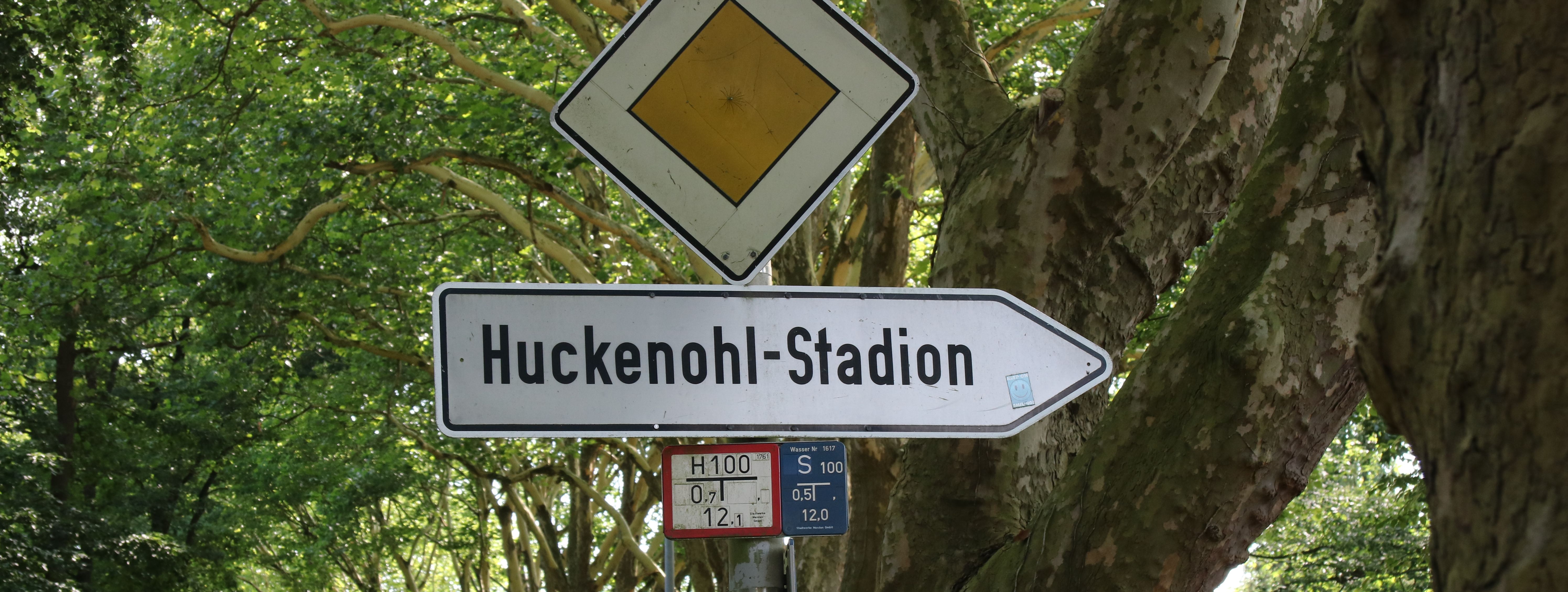 Wegweiser zum Huckenohl Stadion