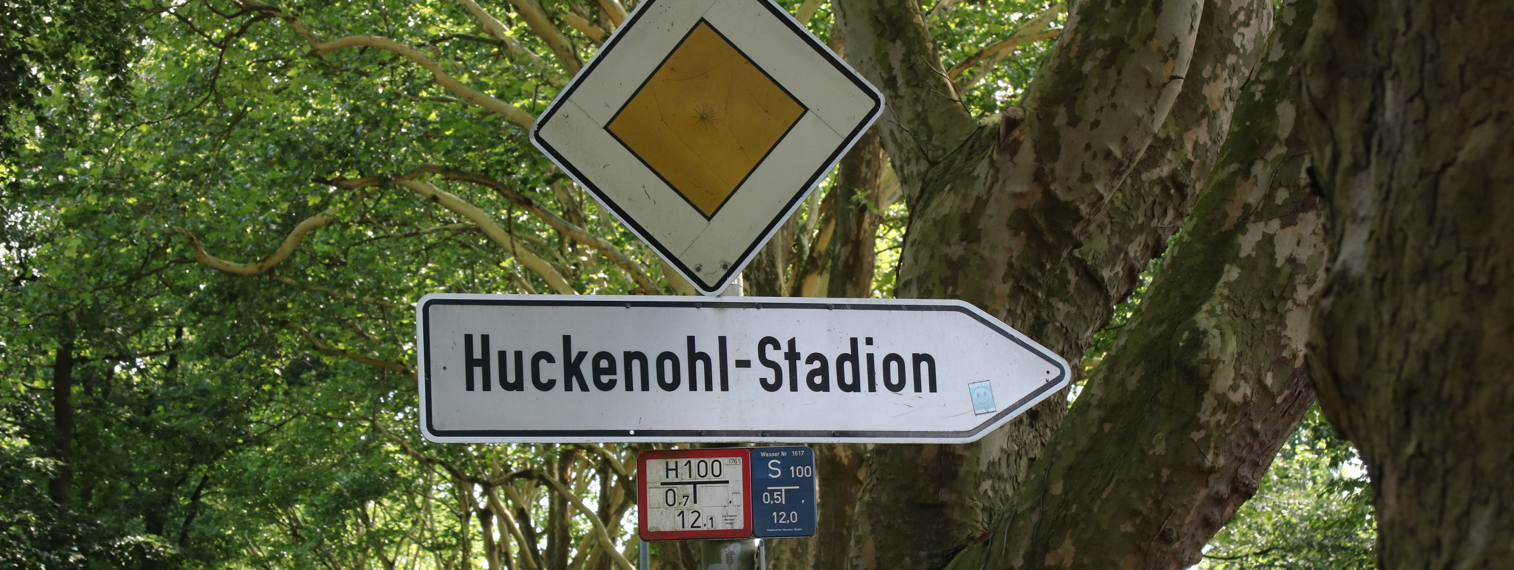 Wegweiser zum Huckenohl Stadion
