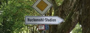 Wegweiser zum Huckenohl Stadion