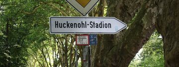 Wegweiser zum Huckenohl Stadion