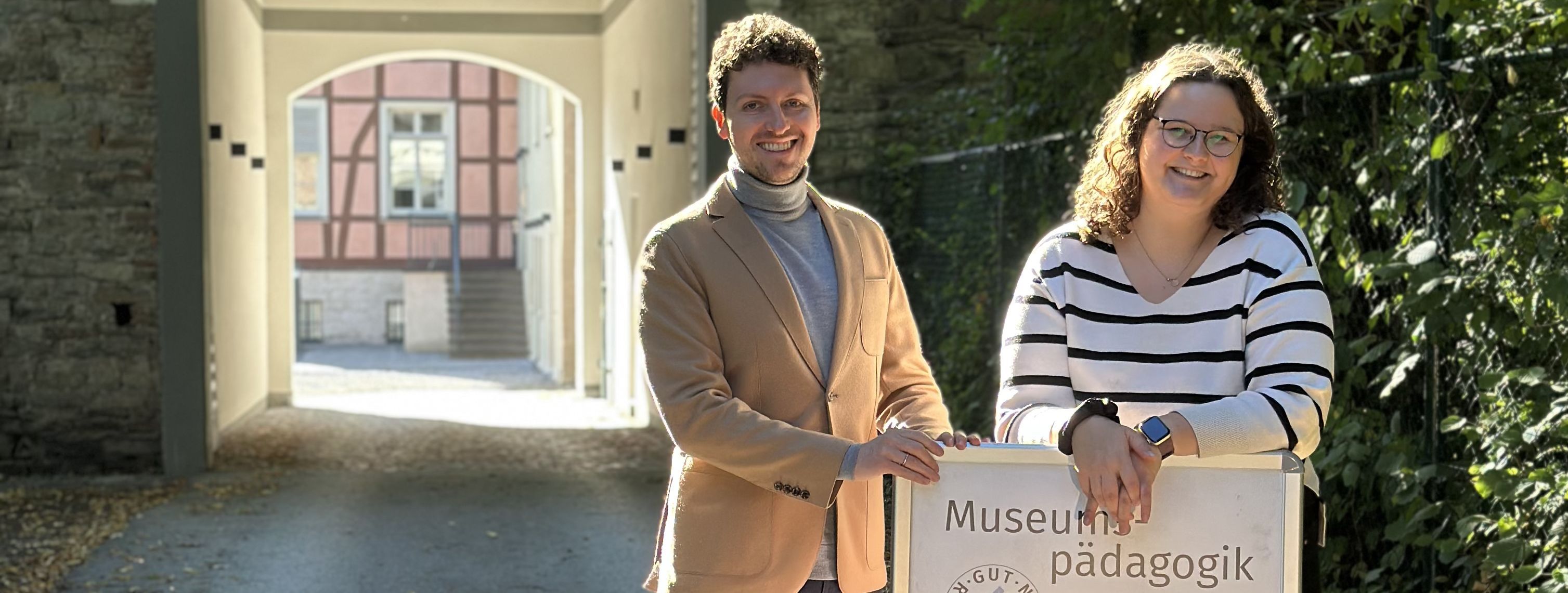 Museumsleiter Marius Stiehler begrüßt auf Gut Rödinghausen Karen Vogelsang im Team der Mendener Museen.