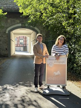 Museumsleiter Marius Stiehler begrüßt auf Gut Rödinghausen Karen Vogelsang im Team der Mendener Museen.