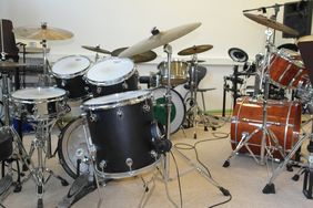 zwei Schlagzeuge stehen sich gegenüber, das eine ist schwarz, das andere rot-braun