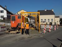 Gesamtansicht der Baustelleneinrichtung für den Rohrvortrieb. Links neben der rd. 4 m tiefen Baugrube steht ein Container, in dem sich der Steuerstand für den Rohrvortrieb befindet. Rechts daneben und tlw. über der Baugrube steht das Krangestell, über das die Rohre in die Baugrube abgelassen werden (Foto: Stadtentwässerung).