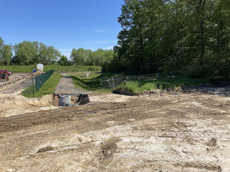 Für die aktuelle Erschließung des zweiten Bauabschnittes im Frühsommer 2021 wurde der bereits vorab verlegte Schmutzwasserkanal bis an das Ende des Regenrückhaltebeckens an der Hämmerstraße verlängert.