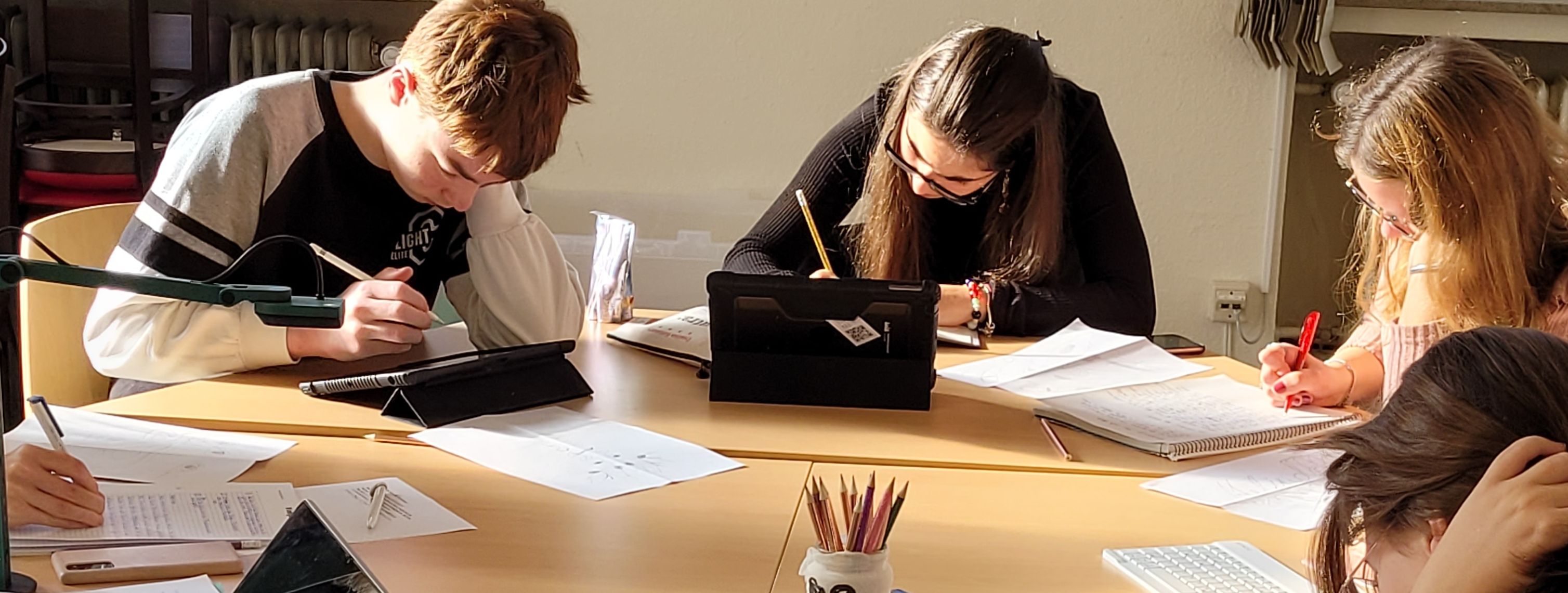 Die Teilnehmerinnen und Teilnehmer arbeiten eifrig an ihren Geschichten