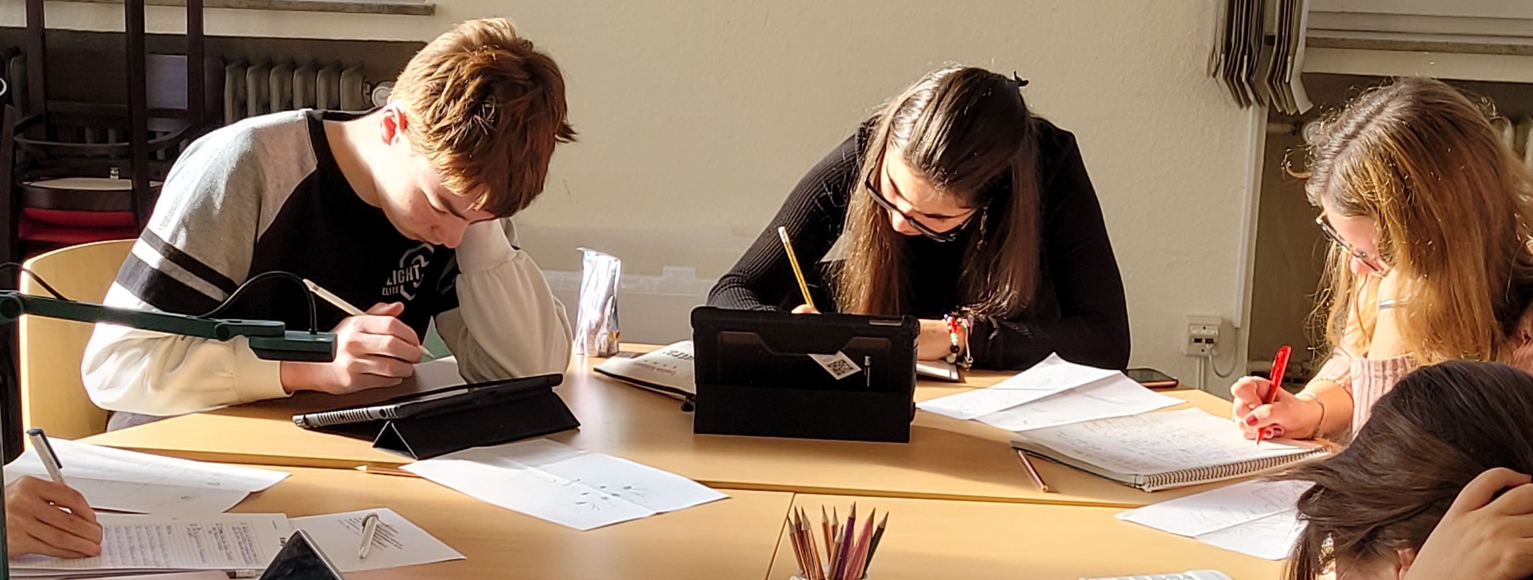 Die Teilnehmerinnen und Teilnehmer arbeiten eifrig an ihren Geschichten