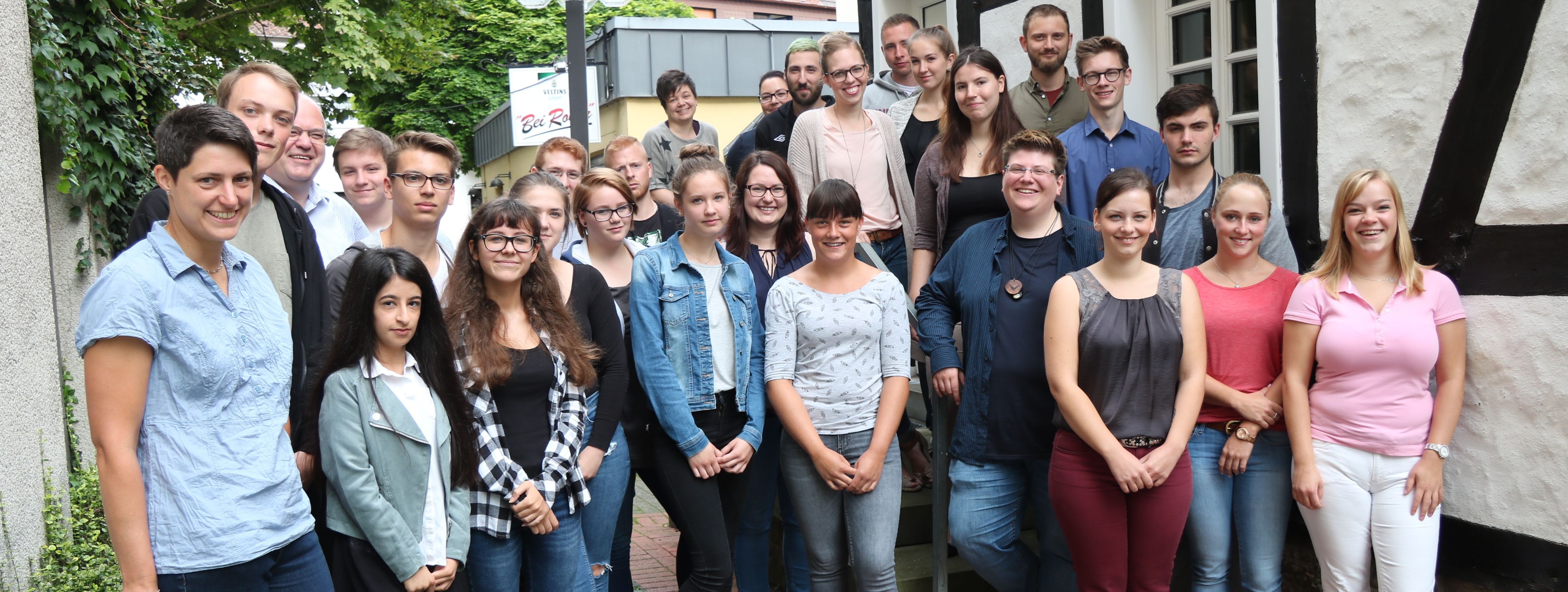 Die neuen Auszubildenden und Jahrespraktikanten der Stadt steht vor dem Hochzeitshäusschen, gemeinsam mit Bürgermeister Martin Wächter und Ausbildungsleiterin Sandra Krause.