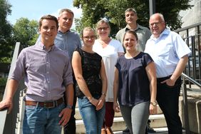 Team des Pflegekinderdienst steht aufgereiht, zusammen mit dem Bürgermeister, auf einer Treppe