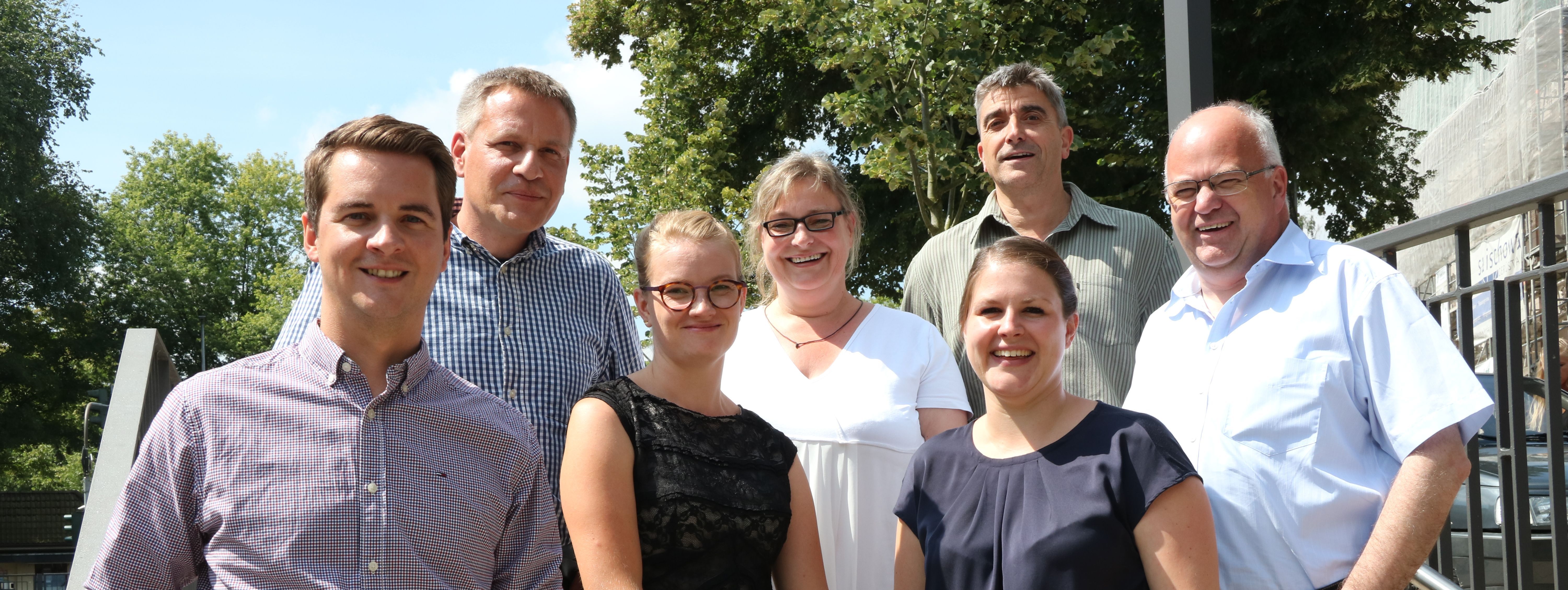 Team des Pflegekinderdienst steht aufgereiht, zusammen mit dem Bürgermeister, auf einer Treppe