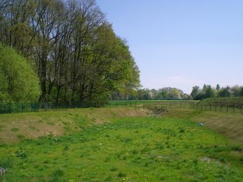 Regenrückhaltebecken wie im Baugebiet Abendsiepen im Ortsteil Halingen werden oftmals als offene Erdbecken angelegt, so dass sie nach Fertigstellung mit Rasen begrünt werden können. Bewuchs im Sinne von Sträuchern / Bäumen ist i.d.R. aber nicht möglich, da die Becken eine technische Abdichtung zum Untergrund besitzen.