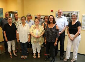 in zwei Reihen stehen die Mitarbeiter der Stadtverwaltung, die ein Dienstjubiläum feiern oder in die Altersteilzeit oder in den Ruhestand verabschiedet werden. Mit auf dem Foto ist auch Bürgermeister Martin Wächter, der die Ehrungen vornahm.