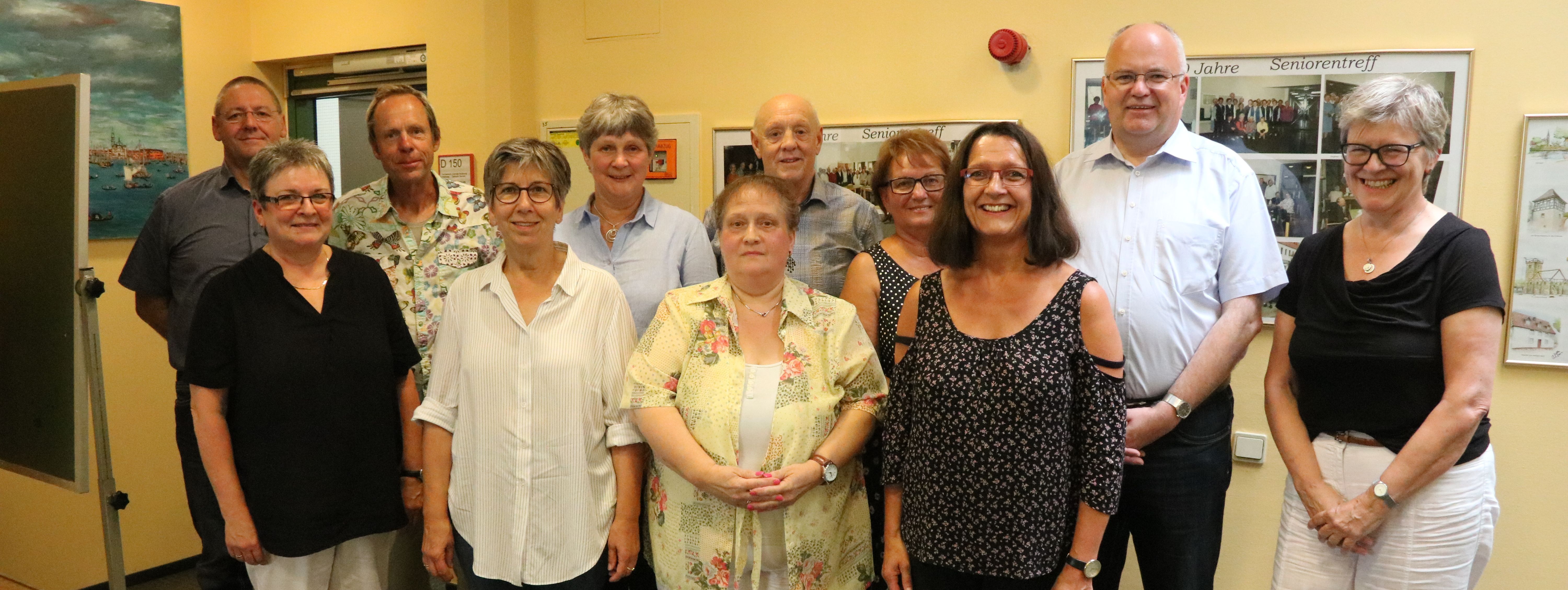 in zwei Reihen stehen die Mitarbeiter der Stadtverwaltung, die ein Dienstjubiläum feiern oder in die Altersteilzeit oder in den Ruhestand verabschiedet werden. Mit auf dem Foto ist auch Bürgermeister Martin Wächter, der die Ehrungen vornahm.