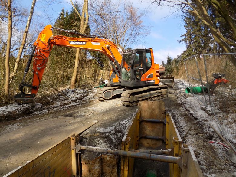 Von einem vorhandenen Regenüberlauf in der Aechterholzstraße wurde im Februar 2018 die Regenwasserkanalisation zur Oese erneuert. Im Bild ist die Baugrube der Kanalisation sowie ein Bagger zu sehen (Foto: Stadtentwässerung).