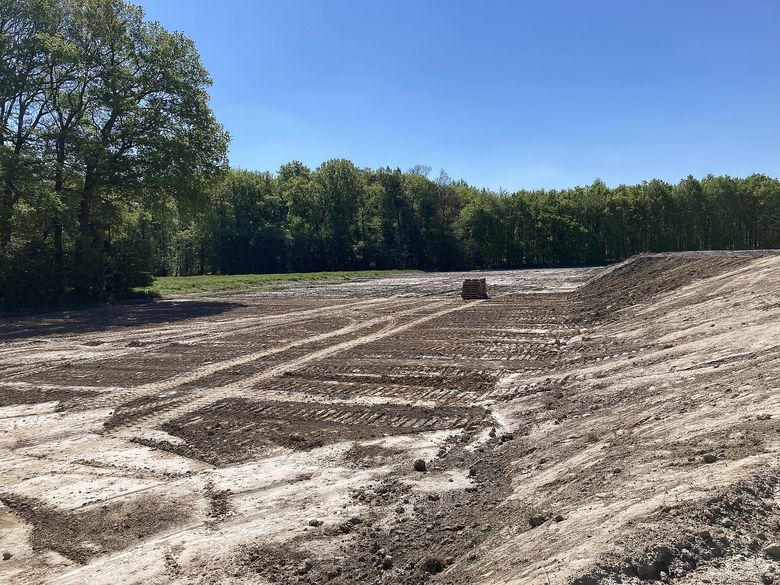 Für den Bau des Regenrückhaltebeckens Nr. 1 wurde der Oberboden großflächig abgeschoben und seitlich gelagert. Nach Aushub des Beckens wird der Oberboden wieder auf die Böschungen eingebaut.