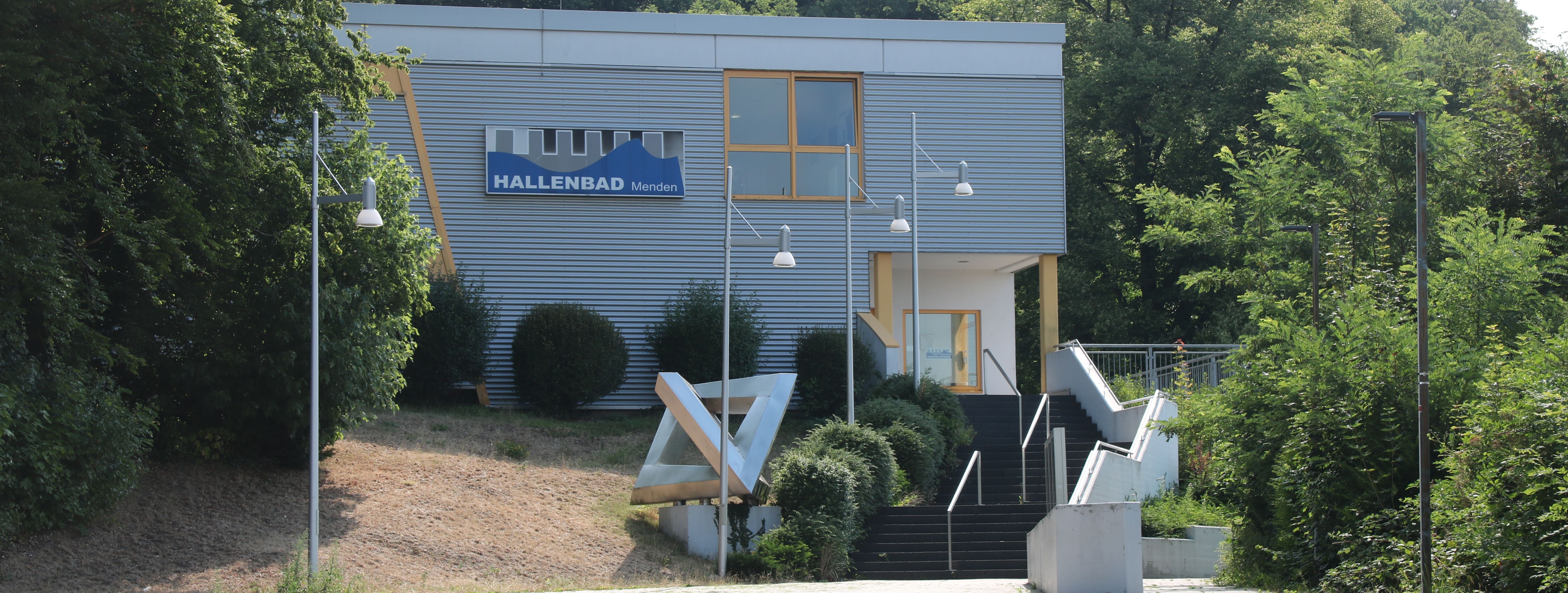 Das städtische Hallenbad von außen