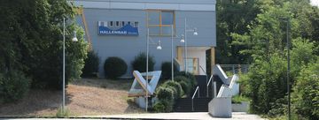 Das städtische Hallenbad von außen