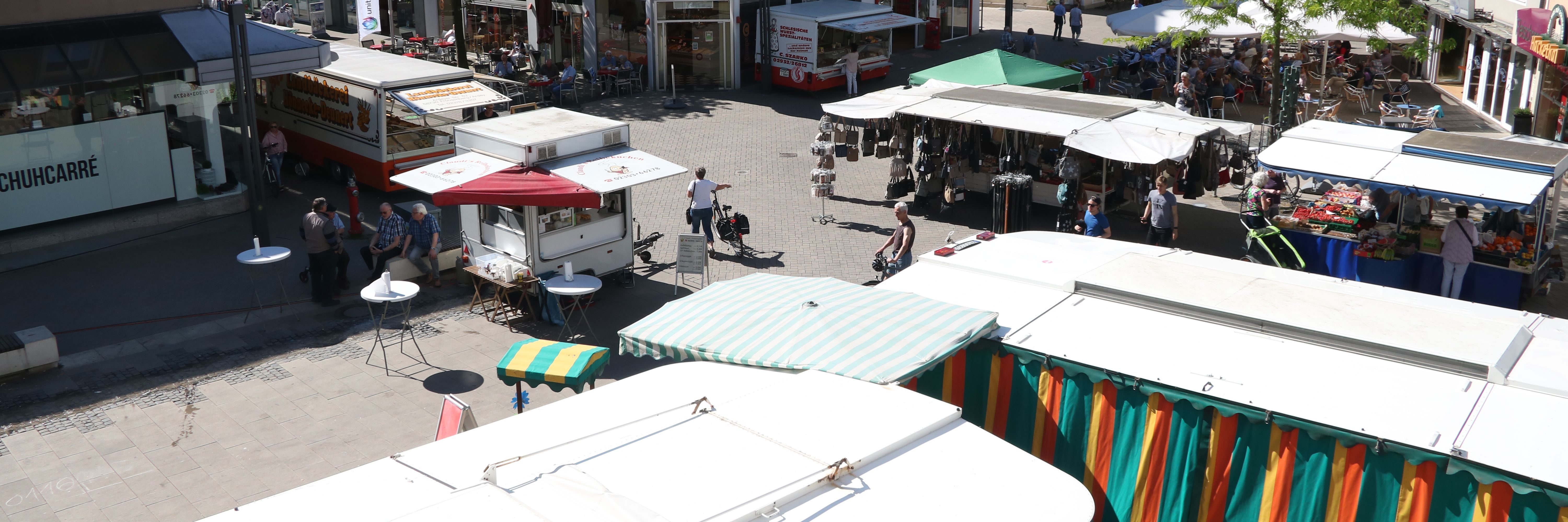 Der Blick auf den Wochenmarkt von Oben, vom Balkon der Bücherei.