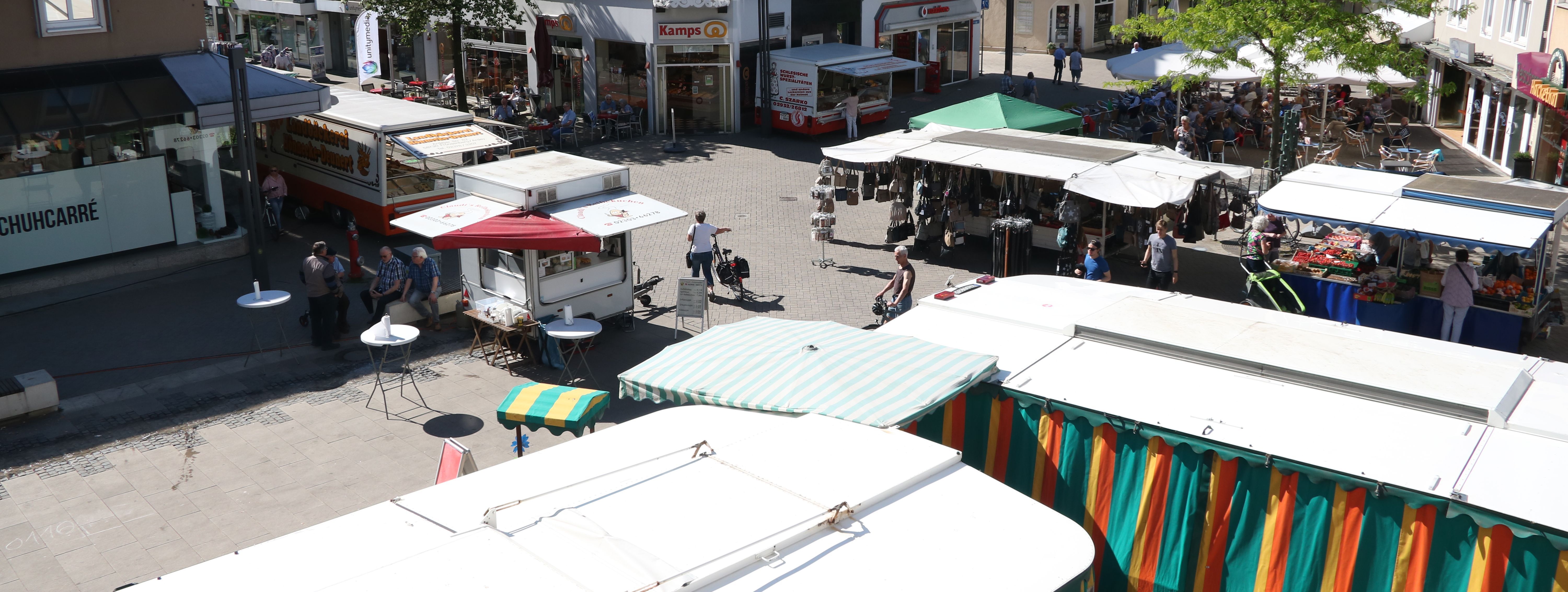 Der Blick auf den Wochenmarkt von Oben, vom Balkon der Bücherei.