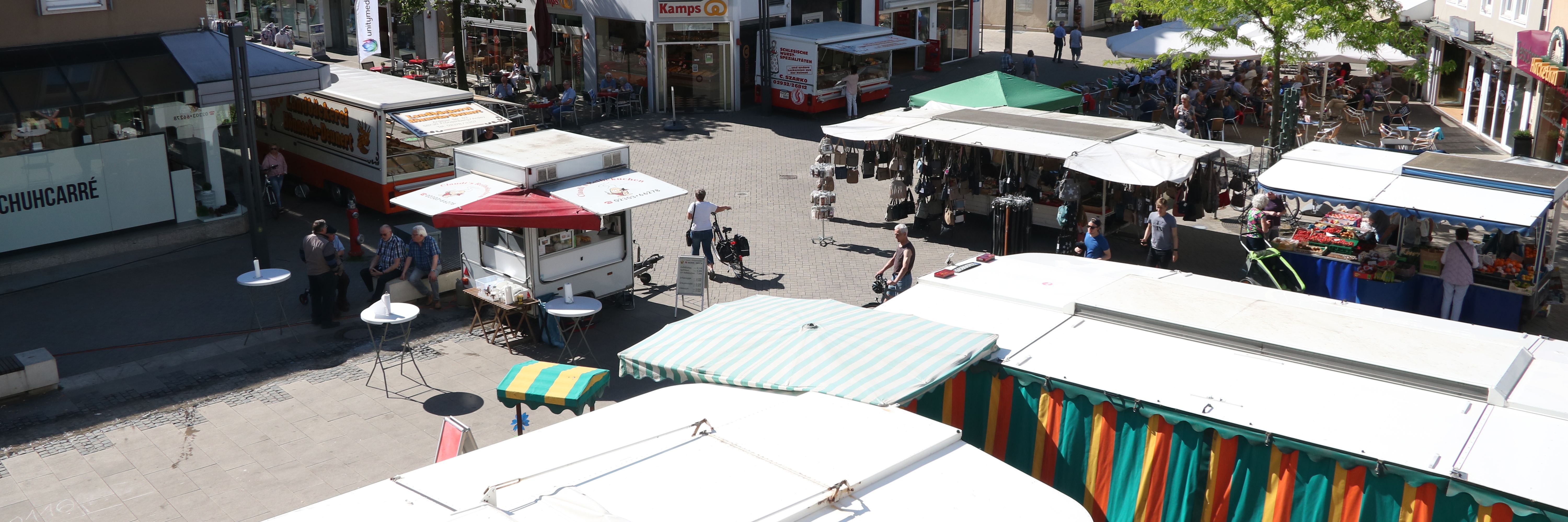 Der Blick auf den Wochenmarkt von Oben, vom Balkon der Bücherei.