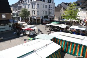 Der Blick auf den Wochenmarkt von Oben, vom Balkon der Bücherei.