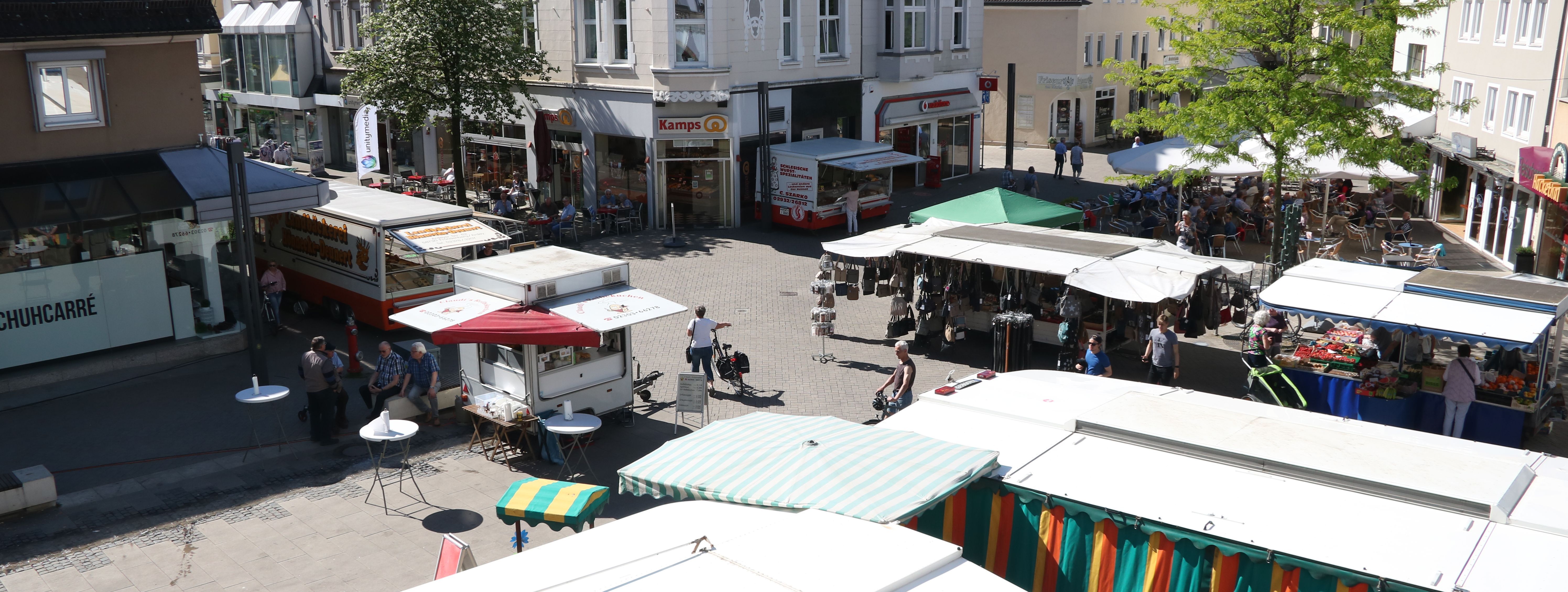 Der Blick auf den Wochenmarkt von Oben, vom Balkon der Bücherei.