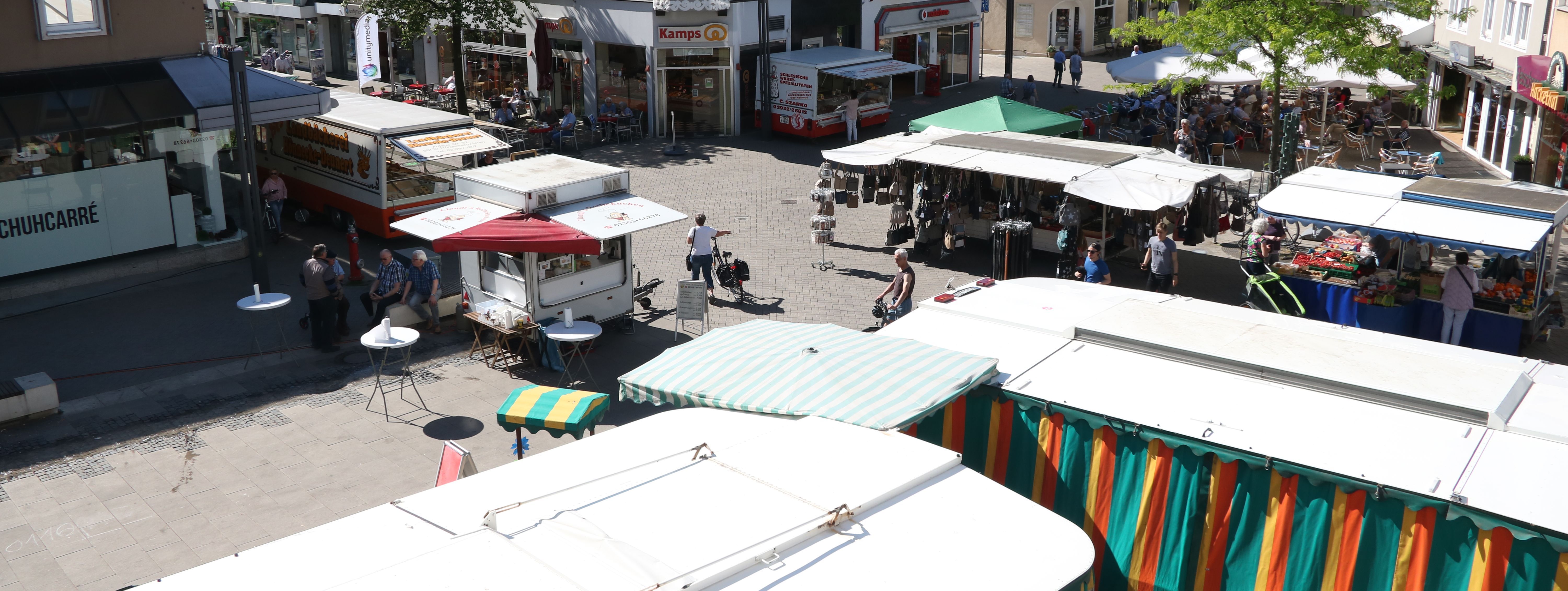 Der Blick auf den Wochenmarkt von Oben, vom Balkon der Bücherei.