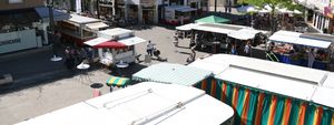 Der Blick auf den Wochenmarkt von Oben, vom Balkon der Bücherei.