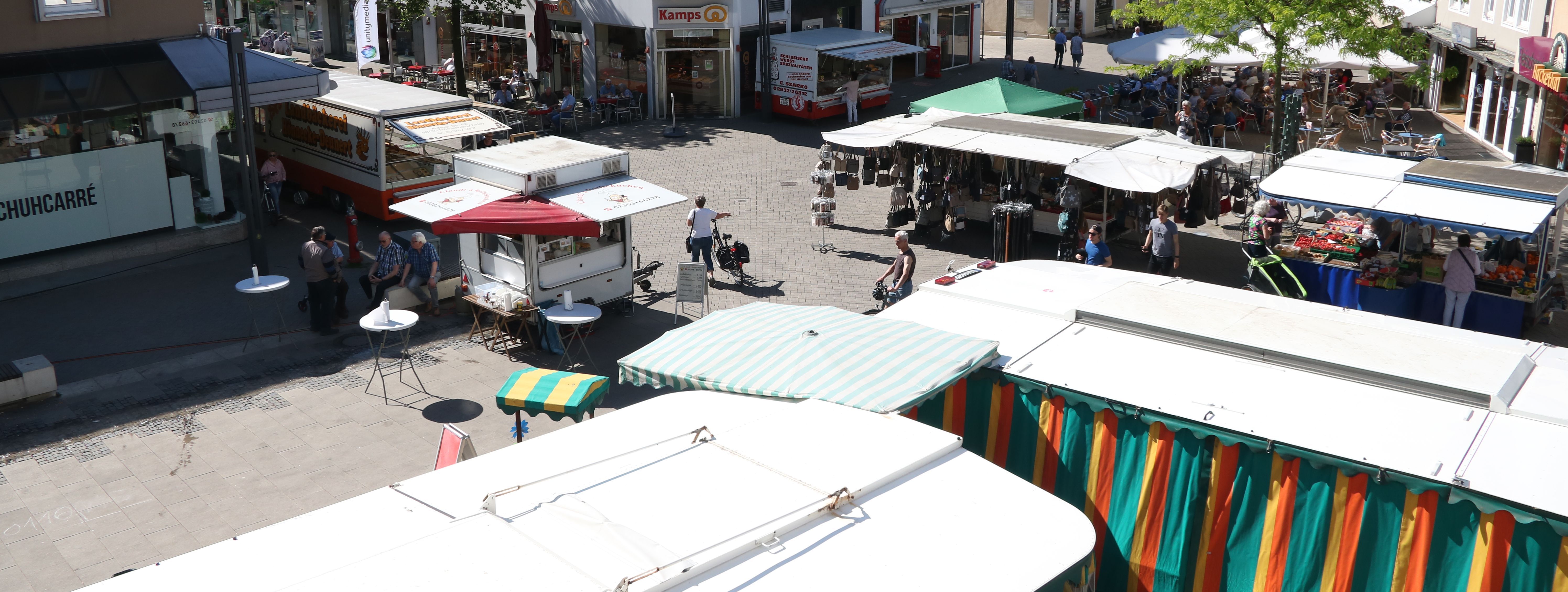 Der Blick auf den Wochenmarkt von Oben, vom Balkon der Bücherei.