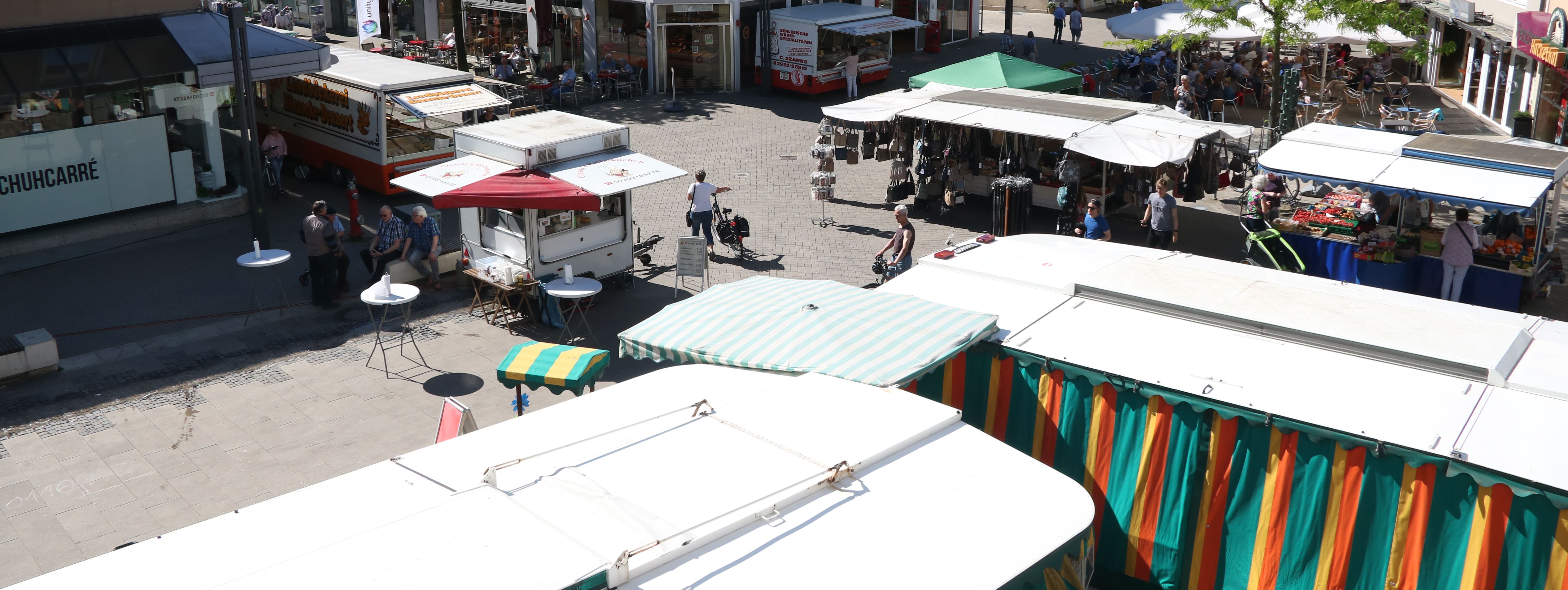 Der Blick auf den Wochenmarkt von Oben, vom Balkon der Bücherei.