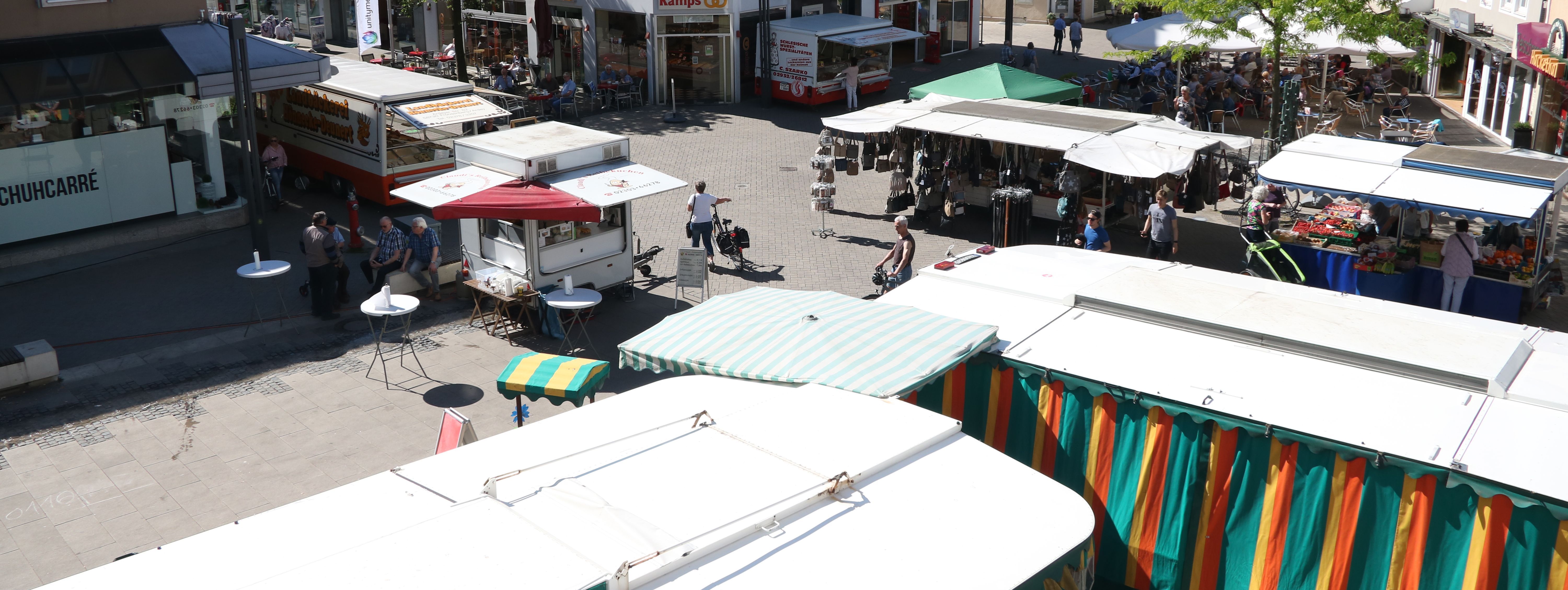 Der Blick auf den Wochenmarkt von Oben, vom Balkon der Bücherei.