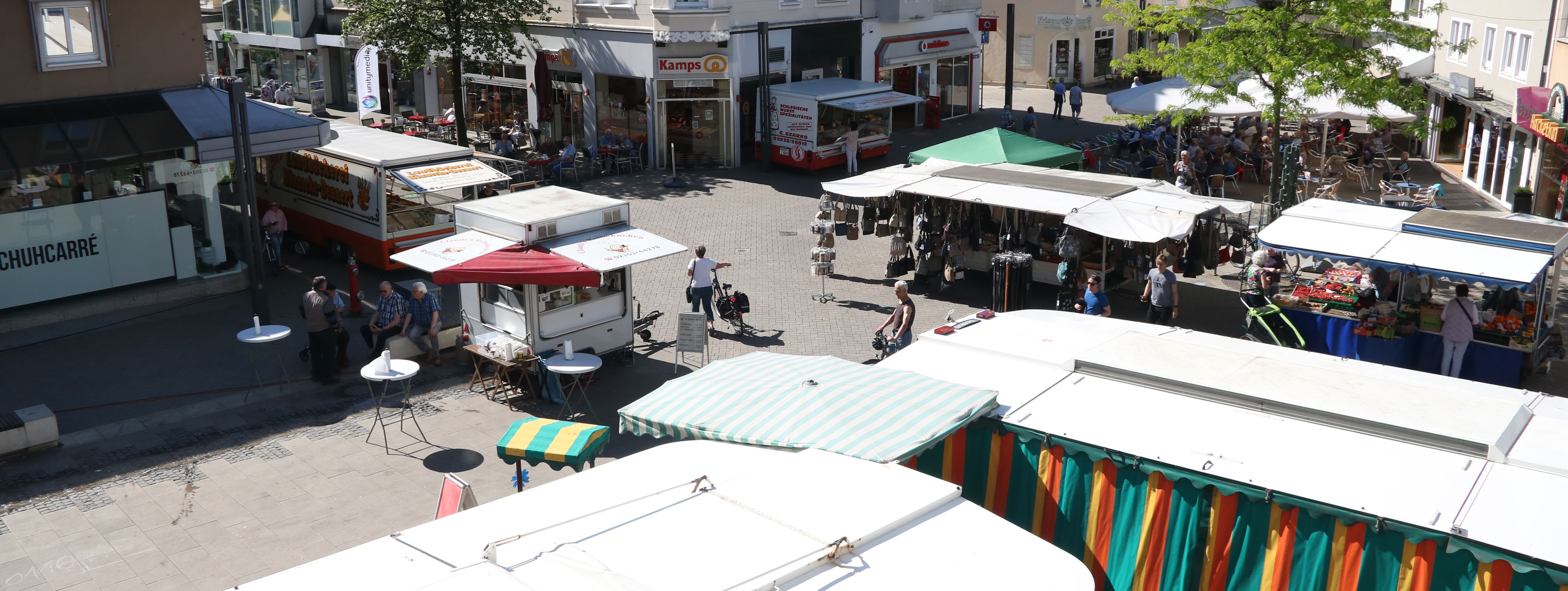 Der Blick auf den Wochenmarkt von Oben, vom Balkon der Bücherei.