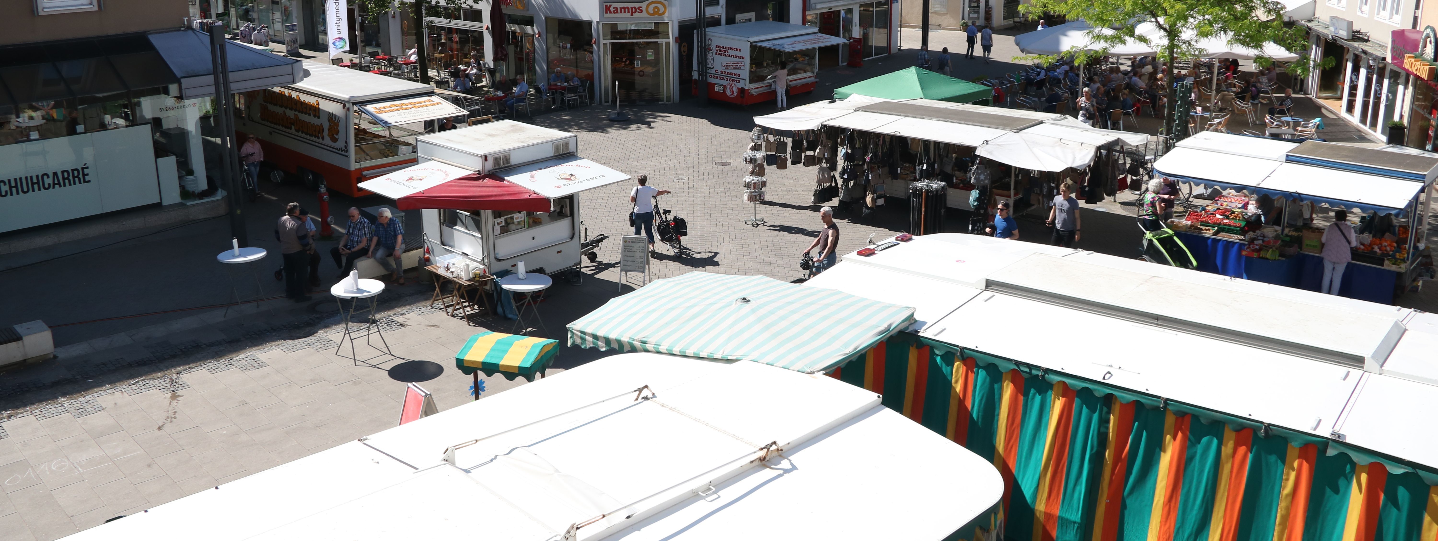 Der Blick auf den Wochenmarkt von Oben, vom Balkon der Bücherei.