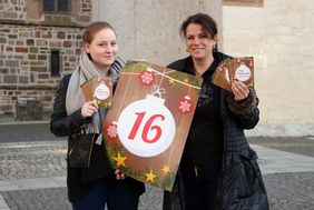 Vorstellung der Adventskalenderaktion durch Melanier Kersting und Lisa Minio vom Stadtmarketing Menden 
