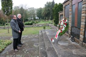 Der polnische Konsul Rafal Zieba mit Bürgermeister Martin Wächter auf dem Friedhof in Lendringsen.