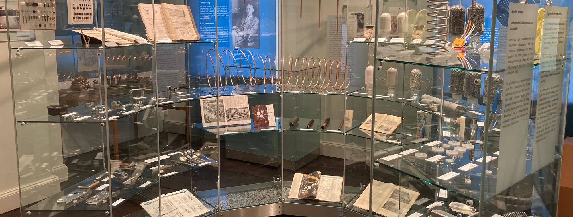 Blick auf eine hufeisenförmige, raumfüllende Vitrine im 12. Ausstellungskapitel.