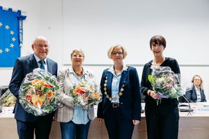 Die stellvertretenden Bürgermeister*innen (v.l.) Wolfgang Exler, Brigitta Erdem und Martina Reers, gemeinsam mit Bürgermeisterin Manuela Schmidt (2. v.r.)