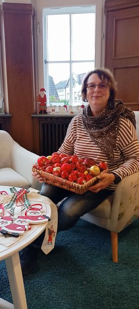 Sabine Hildebrand aus der Bibliothek mit einem Korb voller Christbaumkugeln