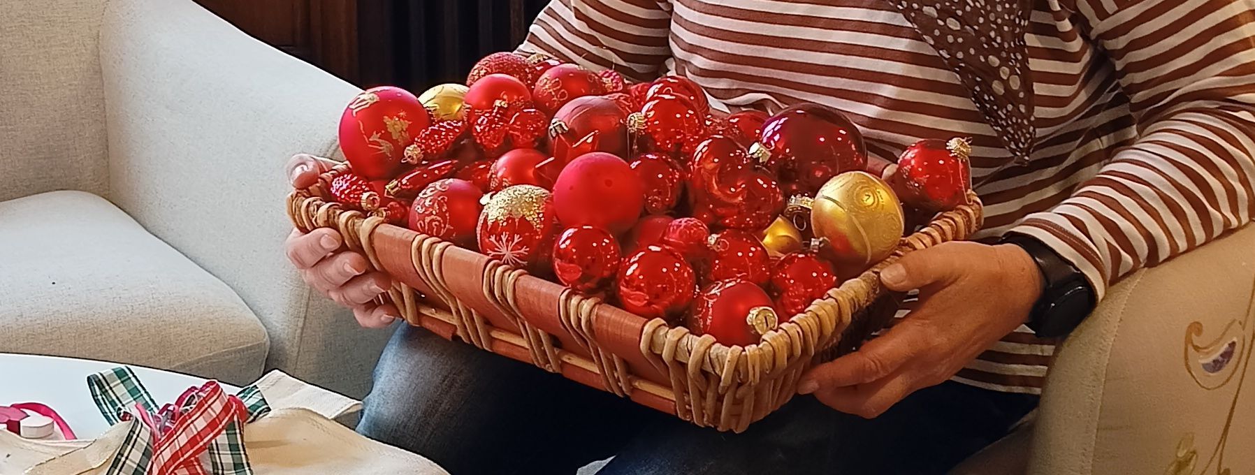 Sabine Hildebrand aus der Bibliothek mit einem Korb voller Christbaumkugeln